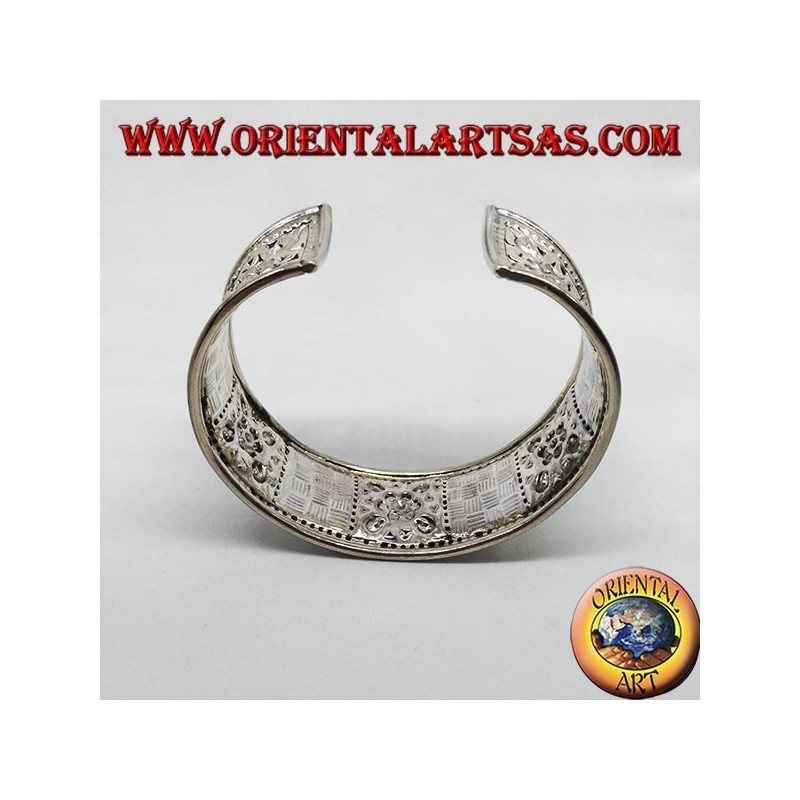 Hand-chiselled wide silver bracelet with square floral motifs