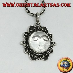 Colgante de plata con sol grabado en cristal de roca y cenefa decorada.