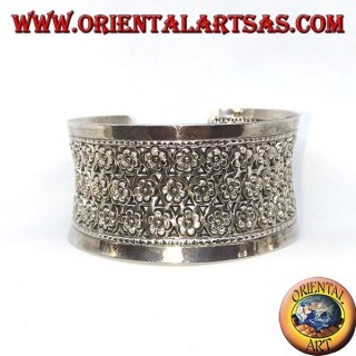Large bracelet en argent, ciselé à la main avec de petites fleurs (concave)