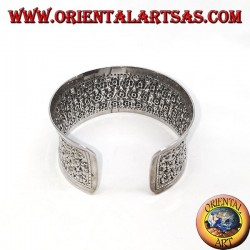 Breites Silberarmband, handgemeißelt mit kleinen Blüten (konkav)