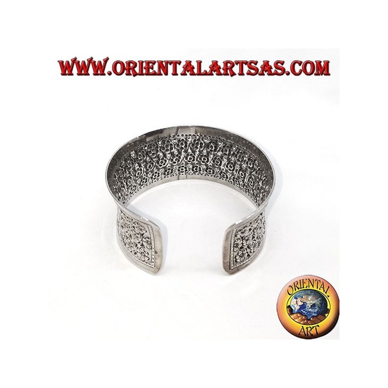 Pulsera ancha de plata, cincelada a mano con flores pequeñas (cóncavas).