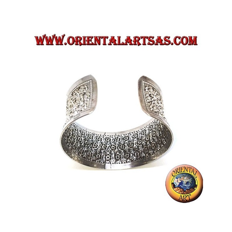 Pulsera ancha de plata, cincelada a mano con flores pequeñas (cóncavas).