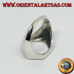 Anillo escudo de plata con agujero hexagonal.