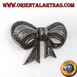Broche de plata con marcasitas en forma de lazo.