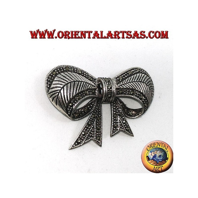 Broche de plata con marcasitas en forma de lazo.