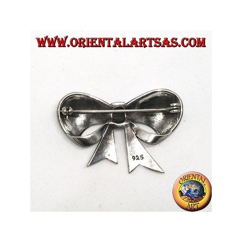 Broche de plata con marcasitas en forma de lazo.