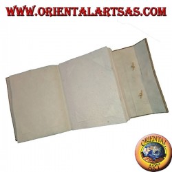 Photo album in tree bark and flower petals with clasp, 20 cm