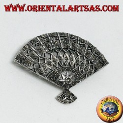 Broche de plata con marcitas en forma de abanico.