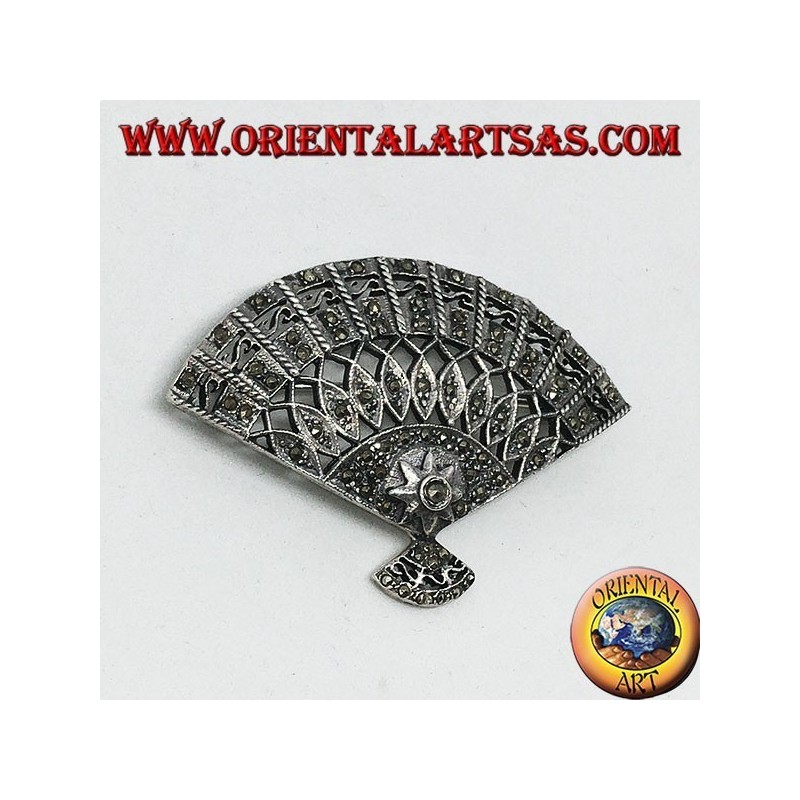 Broche de plata con marcitas en forma de abanico.