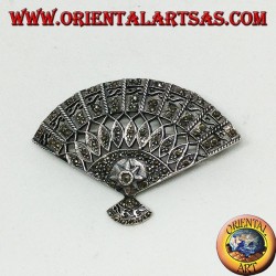 Broche de plata con marcitas en forma de abanico.