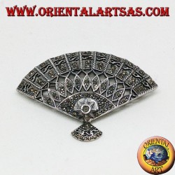 Broche de plata con marcitas en forma de abanico.