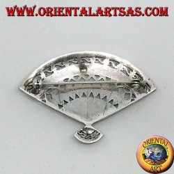Broche de plata con marcitas en forma de abanico.