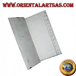 Telefonbuch in Reispapier und Blütenblätter mit Bleistift im Kofferraum, 11 cm