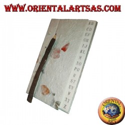 Agenda telefónica en papel de arroz y pétalos con lápiz en el tronco, 21 cm.