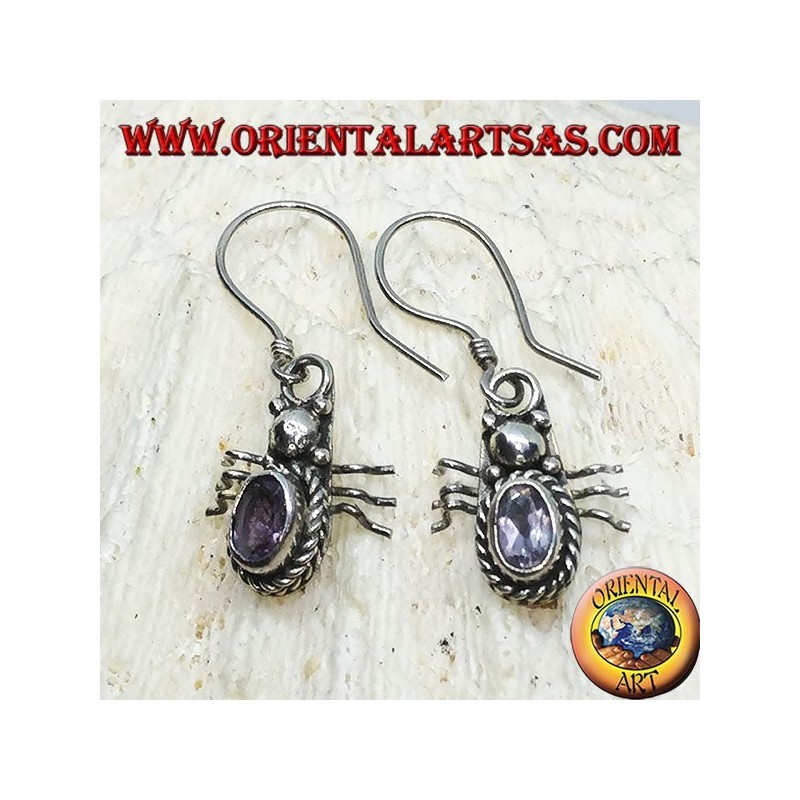 Pendientes de plata con amatista ovalada en forma de mariquita.
