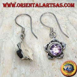 Pendientes de plata con amatista redonda en forma de flor de cinco pétalos.