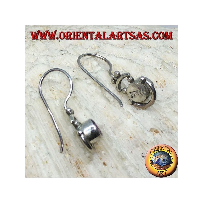 Pendientes de plata con amatista redonda y semicírculos de plata.
