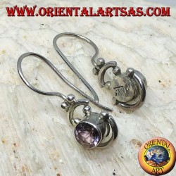 Pendientes de plata con amatista redonda y semicírculos de plata.