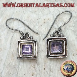 Boucles d'oreilles en argent avec améthyste carrée entre des carrés en argent