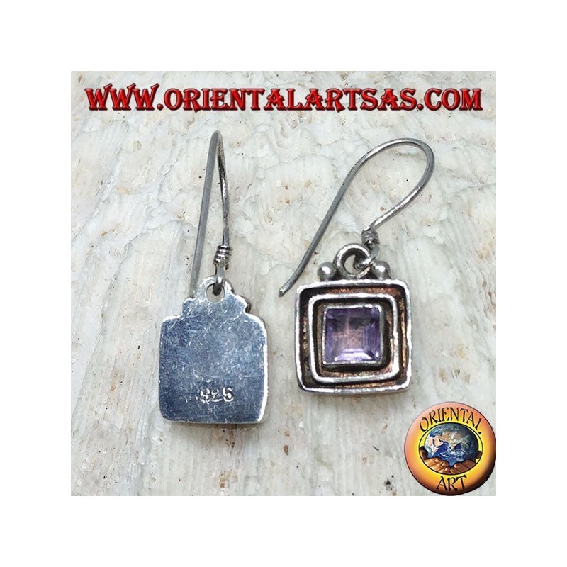 Boucles d'oreilles en argent avec améthyste carrée entre des carrés en argent