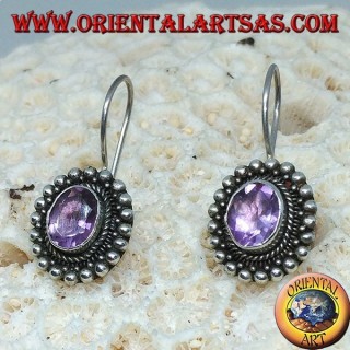 Silberohrringe mit ovalem Amethyst zwischen Silberkugeln