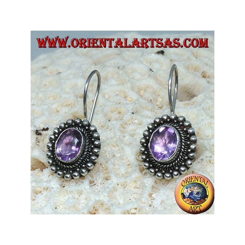 Silberohrringe mit ovalem Amethyst zwischen Silberkugeln