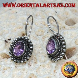 Silberohrringe mit ovalem Amethyst zwischen Silberkugeln