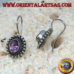 Pendientes de plata con amatista ovalada entre bolas de plata.