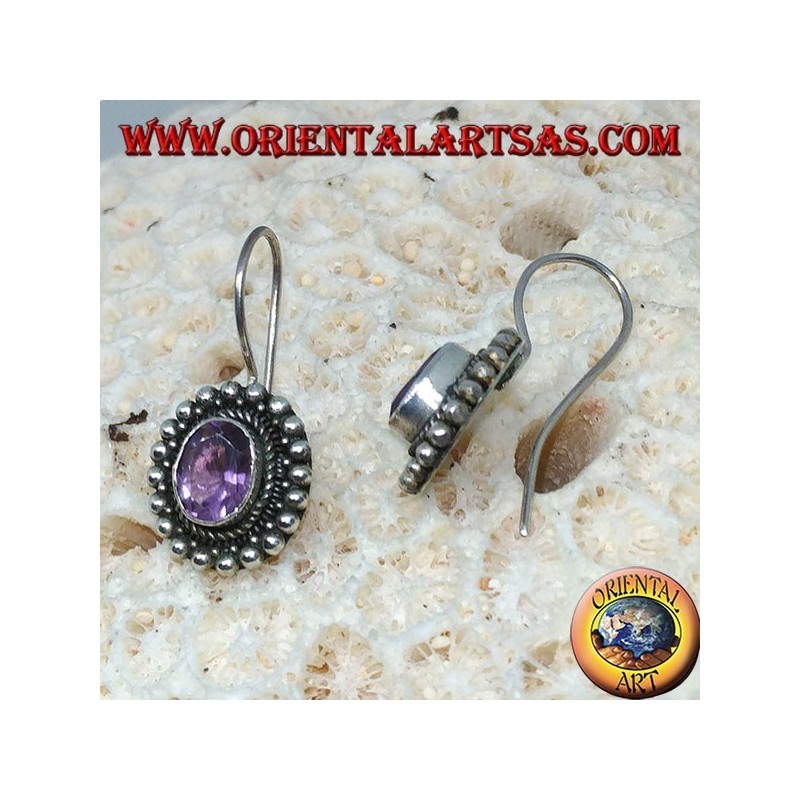 Pendientes de plata con amatista ovalada entre bolas de plata.