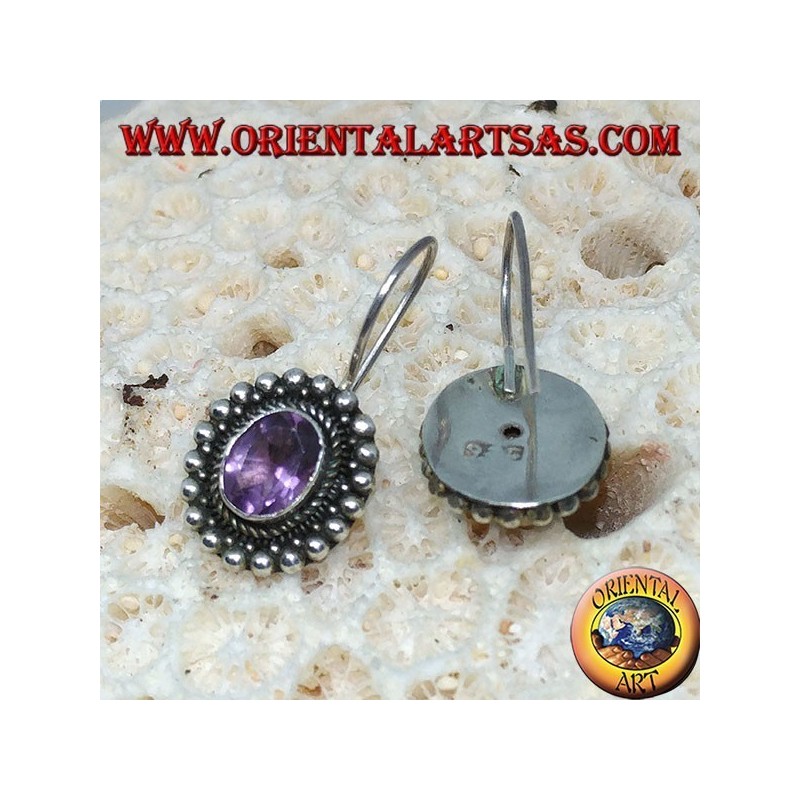 Boucles d'oreilles en argent avec améthyste ovale entre des boules en argent