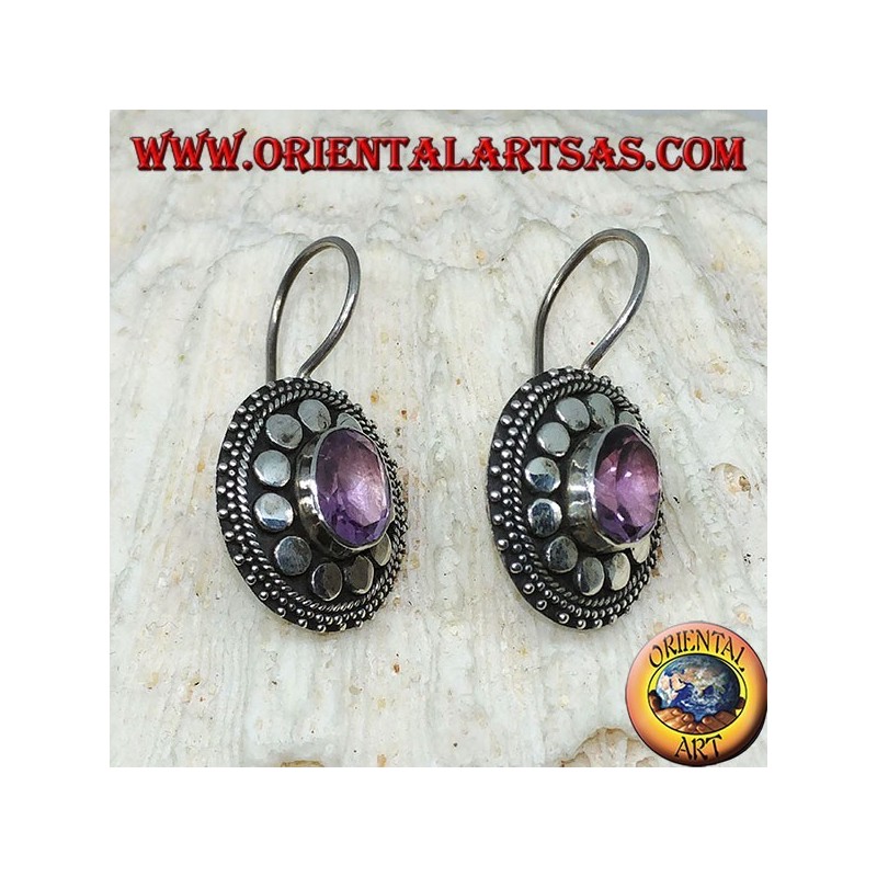 Silberohrringe mit ovalem Amethyst mit blumenförmiger Verarbeitung