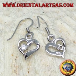Pendientes de plata con forma de corazón con circón en un lóbulo.