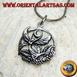 Colgante de plata, hada volando sobre la flor en el círculo.
