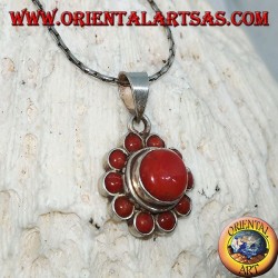 Colgante de plata con forma de flor de corales naturales.