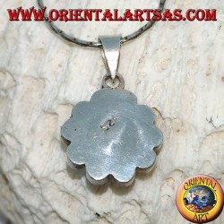 Colgante de plata con forma de flor de corales naturales.
