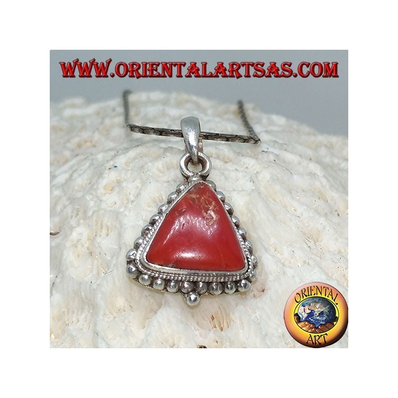 Pendentif en argent avec corail triangulaire tibétain, entouré de points
