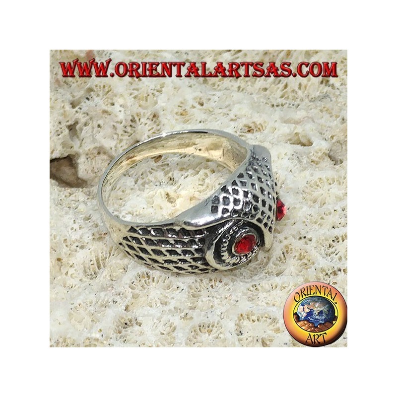 Anillo de plata con cabeza de lechuza y ojos rojos.