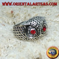 Anillo de plata con cabeza de lechuza y ojos rojos.