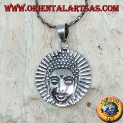 Colgante de plata de cabeza de un radiante buda.