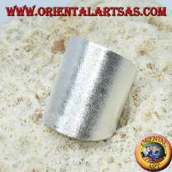 Bague en argent avec une large bande de satin