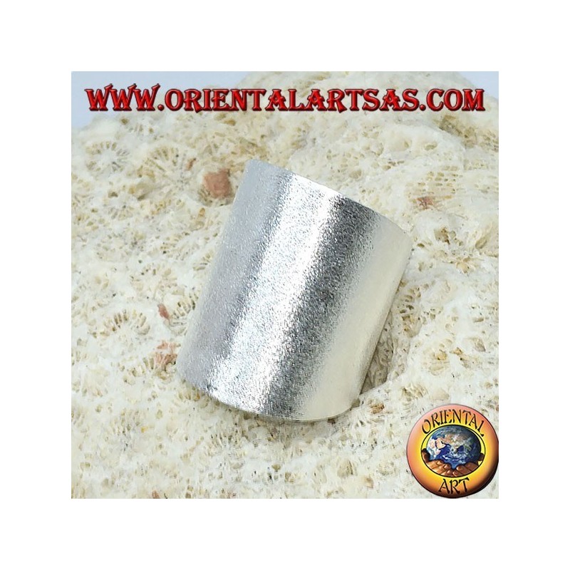 Anillo de plata con una banda ancha de satén.
