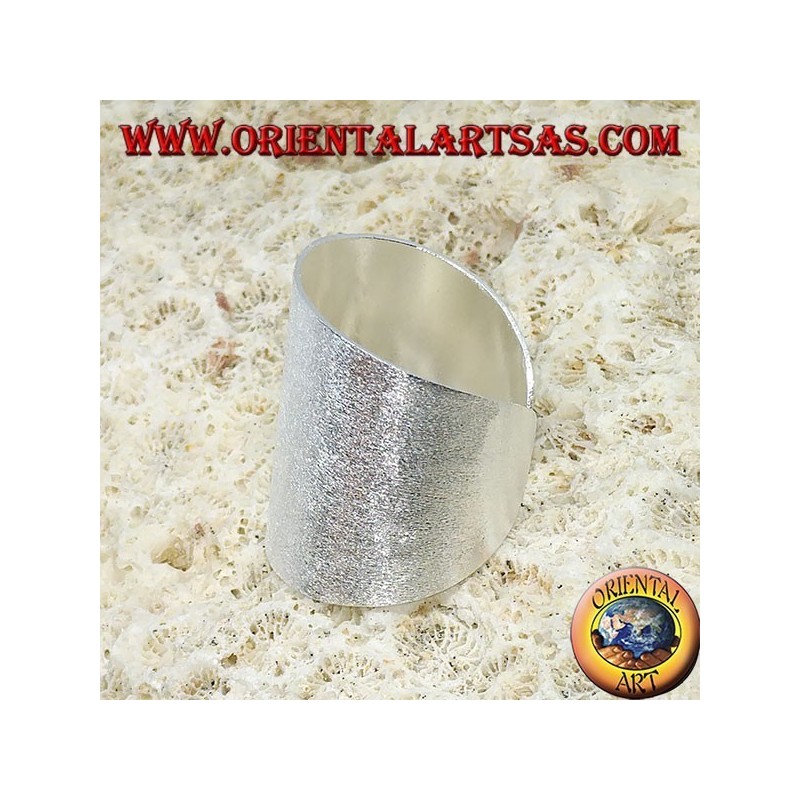 Bague en argent avec une large bande de satin