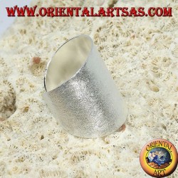 Bague en argent avec une large bande de satin