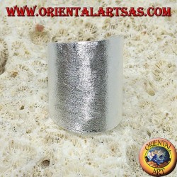 Bague en argent avec une large bande de satin