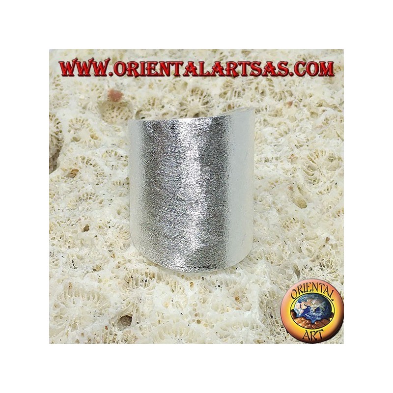 Anillo de plata con una banda ancha de satén.