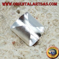 Anillo de plata con una banda ancha de satén.