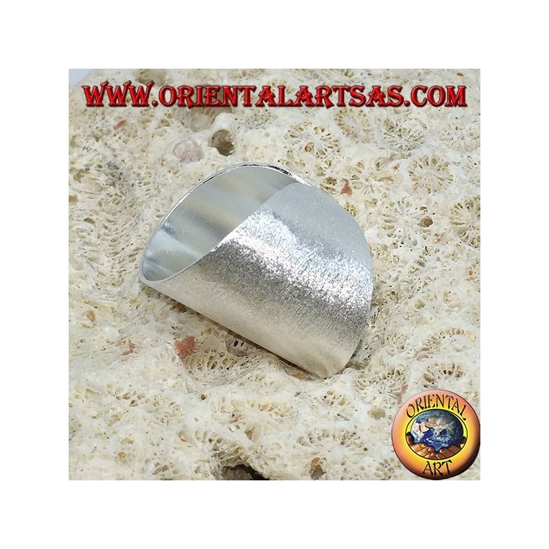 Bague en argent avec une large bande de satin