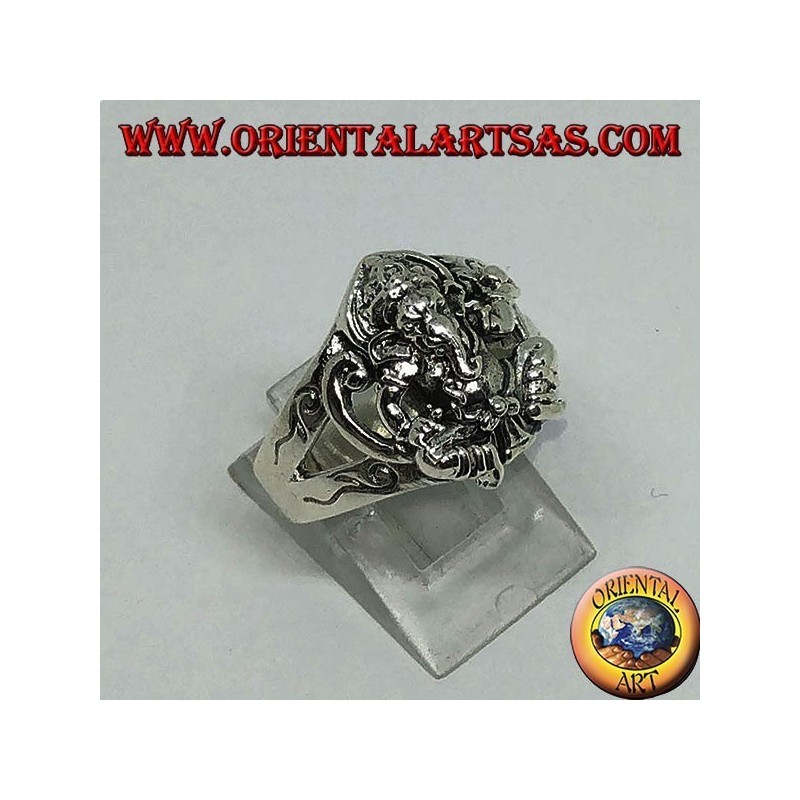  	Anello d'argento con Ganesh seduto con decorazioni sei laterali dell'anello