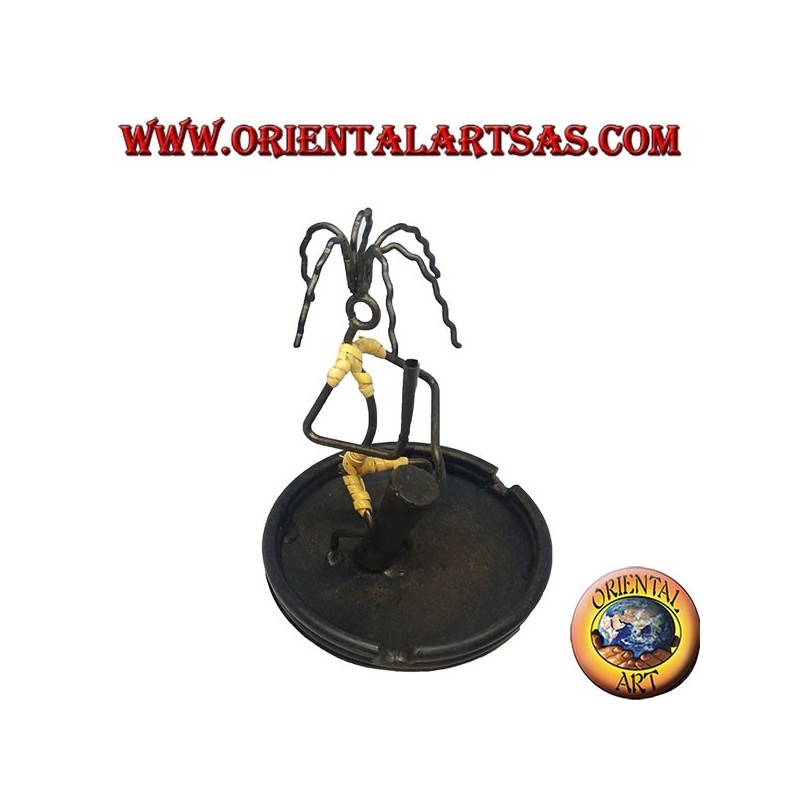 Incienso ardiente, cenicero de hierro forjado, el percusionista.