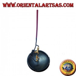 Incienso ardiente, cenicero de hierro forjado, la bailarina.